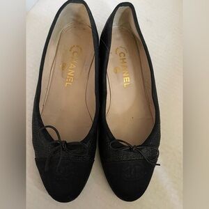 CHANEL black leather and woven ballet flats preowned great condition size 37 US7